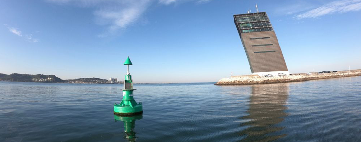 Boia na foz do estuário do Tejo