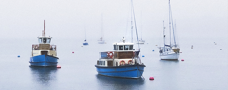 vários barcos no mar