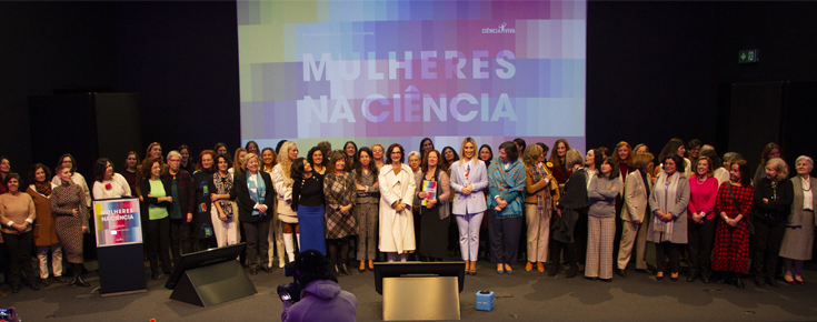 foto de grupo com mulheres homenageadas