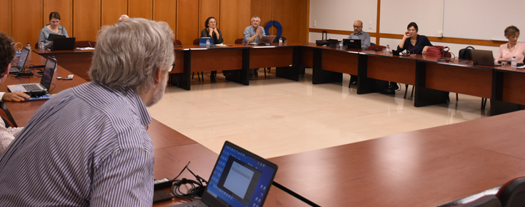 Sala de reuniões com várias pessoas sentadas