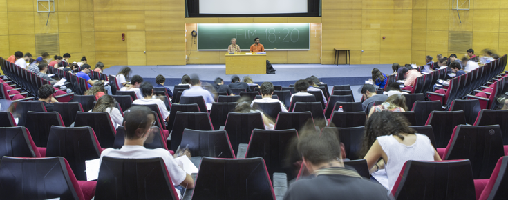 Auditório com pessoas