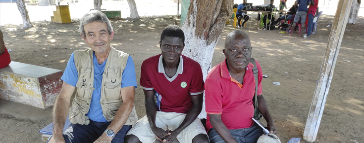 3 homens sentados