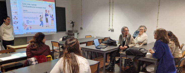 Aluna a fazer uma apresentação numa sala de aula