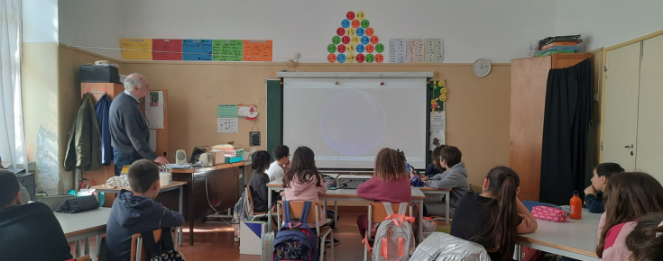 Luís Matias e alunos de 1.º ciclo numa sala de aula