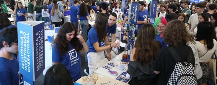 Várias pessoas no stand da Fcauldade Futurália