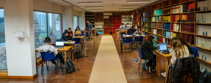 CIÊNCIAS no <i>top</i> 10 (ensino superior) do estudo da consultora OnStrategy dedicado à reputação das marcas em Portugal 2025 Pessoas na biblioteca