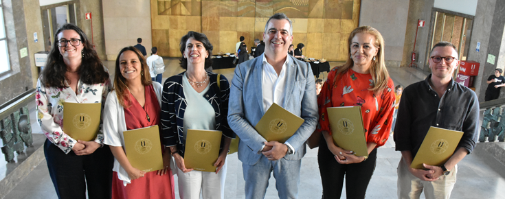 Vanessa Fonseca, Catarina Frazão Santos, Rita Cardoso, Cláudio Gomes, Ana Duarte Rodrigues e Paulo J. Costa posam com os prémios para uma foto numas escadas