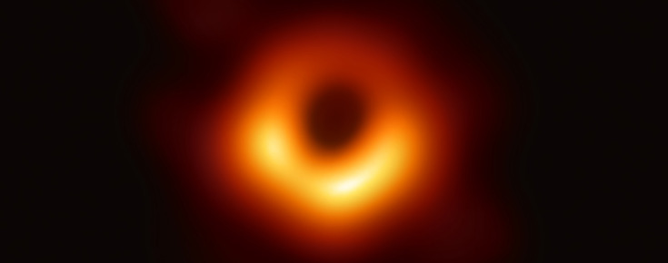 Primeira imagem de um buraco negro, localizado no centro da galáxia Messier 87