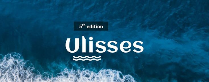 Título "5th edition ULisses", sobre fotografia do mar