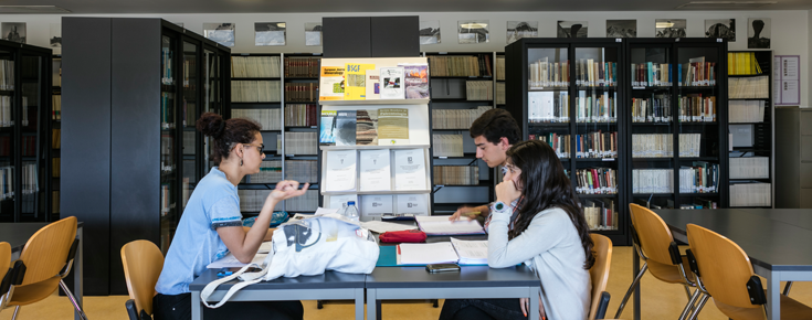 Biblioteca com alunos