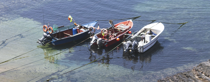 Barcos de pesca em Almograve, Portugal