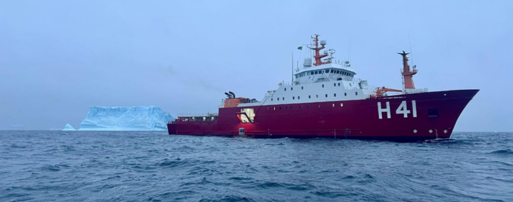 Navio de investigação no mar antártico