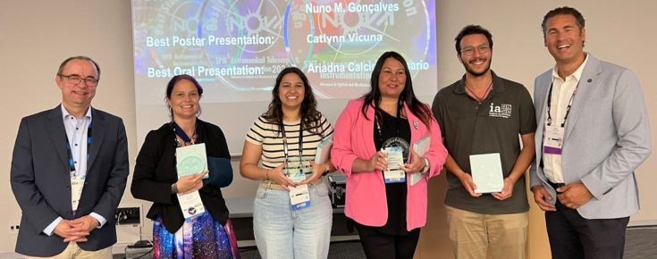 Nuno Gonçalves e Inês Leite posam com os prémios junto aos restantes investigadores do Instituto de Astrofísica e Ciências do Espaço (IA)