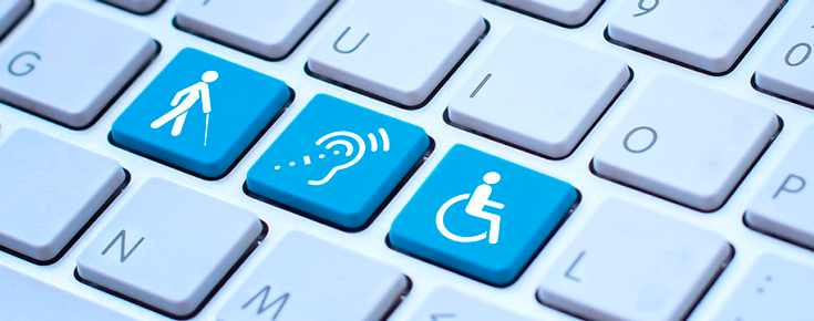 Foto de teclado com teclas adaptadas a símbolos de acessibilidade.