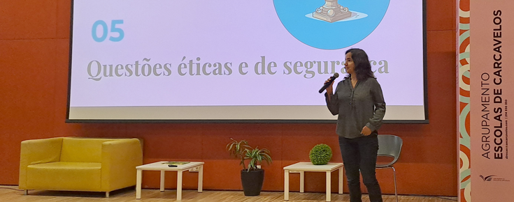 Margarida Fortes, docente do Departamento de Biologia Vegetal de CIÊNCIAS dá uma aula em frente a um quadro com uma projeção imagética