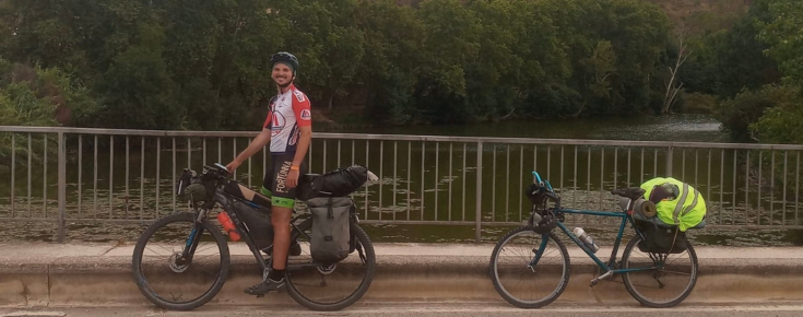 Luís Leitão pedalou de Lisboa para Paris de forma a realizar o seu ERASMUS na Sorbonne Université Luís Leitão posa para a foto em cima da sua BTT e em frente a um rio