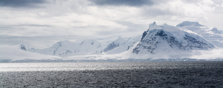 Foto de uma iceberg, registada na Península Antárctica