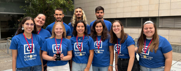 Equipa do BioLinkLX pousa para a foto com o prémio na mão, em frente ao edifício C8