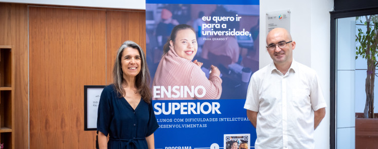 O evento, intitulado “Ensino Superior para Estudantes com Dificuldades Inteletuais e desenvolvimentais”, foi organizado pela Associação Pais 21, em colaboração com dois professores da Faculdade de Ciências da ULisboa (CIÊNCIAS), Manuela Pereira e Federico Herrera O professor Federico Herrera e a professora Manuela M. Pereira posam junto ao roll-up da iniciativa