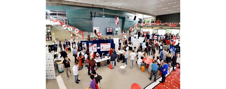 Competição SensUs Fotografia de uma edição anterior da competição SensUs, com vários participantes no contexto de um pavilhão com diversos stands