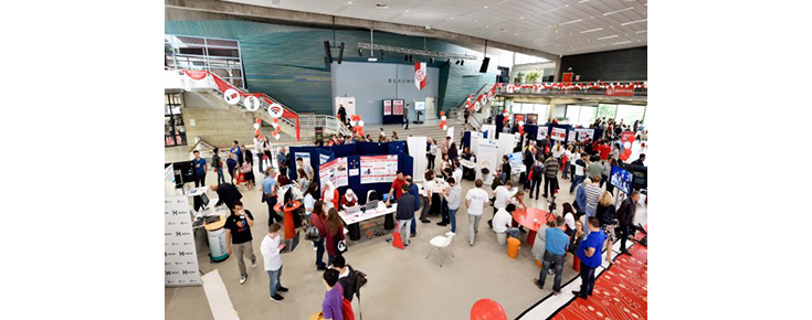 Fotografia de uma edição anterior da competição SensUs, com vários participantes no contexto de um pavilhão com diversos stands