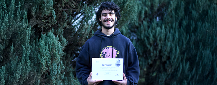 Vicente Pinto posa para a foto segurando o diploma do Prémio Pedro Nunes