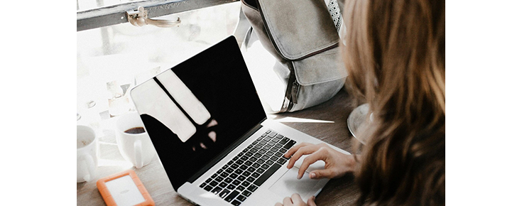 Bolsas de Investigação para estudantes de doutoramento no âmbito do Unite! Widening Aluna a utilizar um computador portátil
