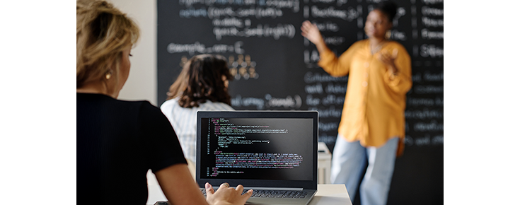 Utilizadora de computador portátil numa sala de aula