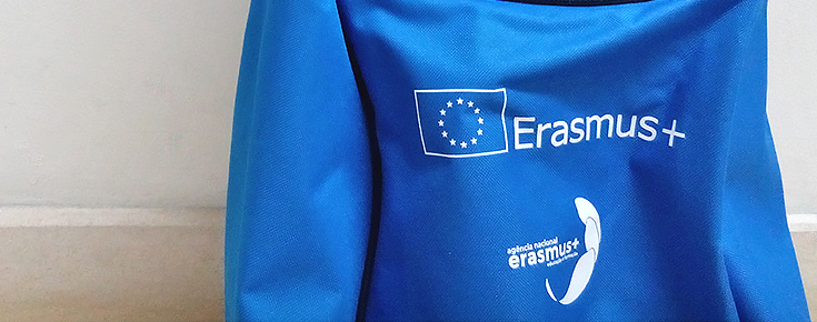Imagem de uma sweatshirt azul, com o logótipo estampado do Programa Erasmus +
