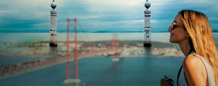 Sobreposição de fotografias da cidade de Lisboa (Ponte 25 de Abril, Cais das Colunas) com a fotografia de uma aluna