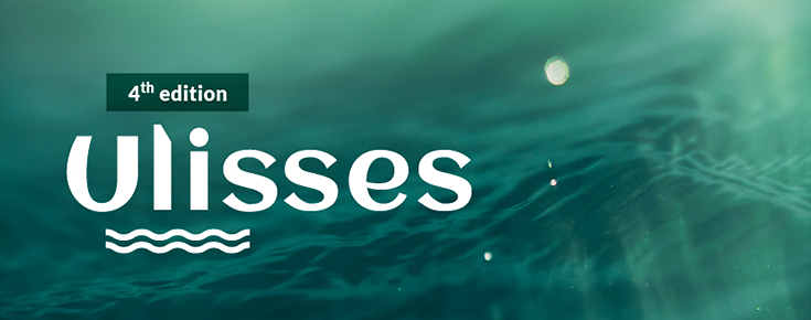 Logótipo do projeto ULISSES, sobre uma fotografia do mar em tons de verde