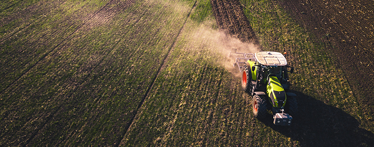 Fotografia de trator em campo agrícola