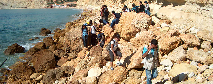 Fotografia de saída de campo de alunos de Geologia