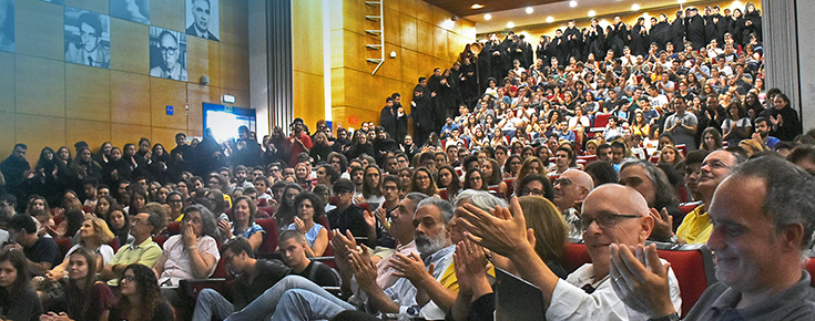 Fotografia do grande auditório de Ciências, repleto de público aquando da Sessão de boas-vindas aos novos alunos 2018/2019