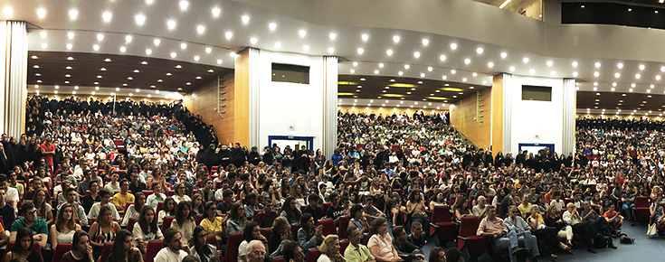 Fotografia do Grande Auditório de Ciências ULisboa, repleto de público