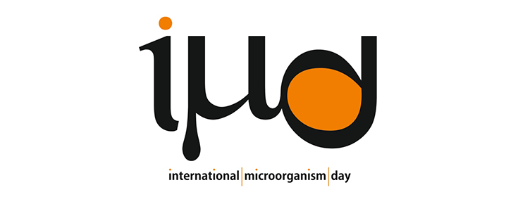Logótipo do Dia Internacional do Microrganismo, sobre um fundo branco