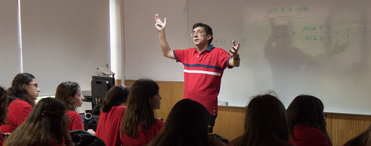 Fotografia de um docente numa sala de aula