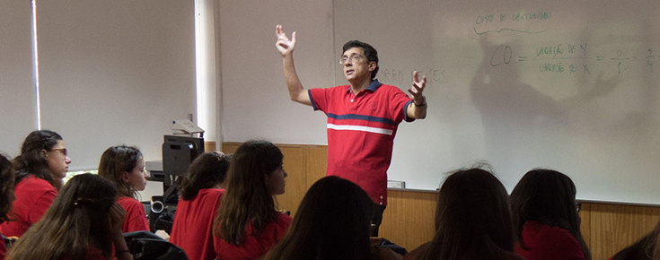 Ações de Formação Pedagógica para Docentes Fotografia de um docente no contexto de uma aula