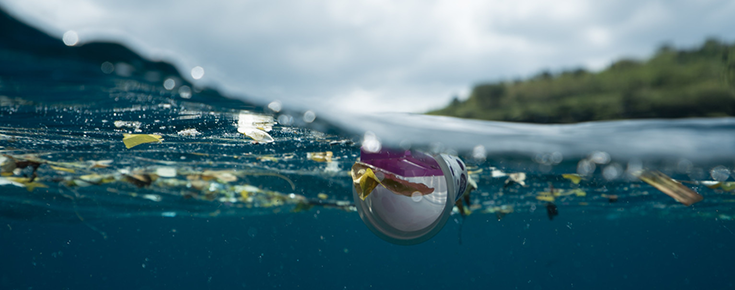 Microplásticos em suspensão no oceano