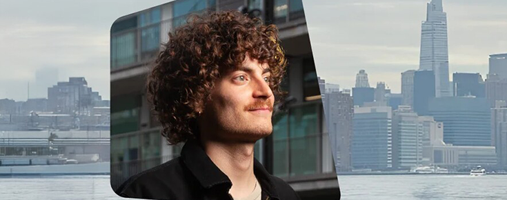 Estudante, sobre fundo de paisagem urbana