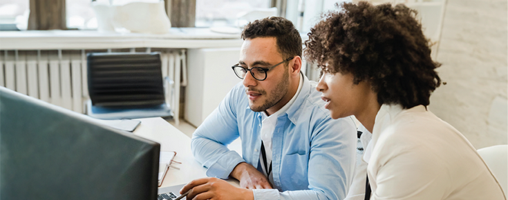 Dois estudantes em frente a um computador